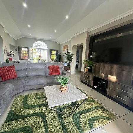 Villa Caylee Caribbean Estates - Ultra-Luxurious - Rimas Interiors Designs - Private Beachfront Escape - Premium Serviced For 8 Guests Port Edward Eksteriør bilde