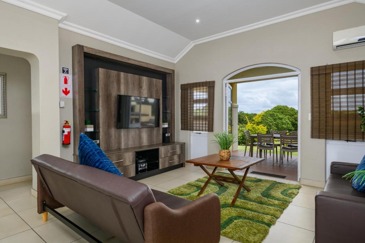 Villa Caylee Caribbean Estates - Ultra-Luxurious - Rimas Interiors Designs - Private Beachfront Escape - Premium Serviced For 8 Guests Port Edward Eksteriør bilde
