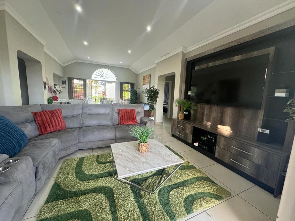 Villa Caylee Caribbean Estates - Ultra-Luxurious - Rimas Interiors Designs - Private Beachfront Escape - Premium Serviced For 8 Guests Port Edward Eksteriør bilde